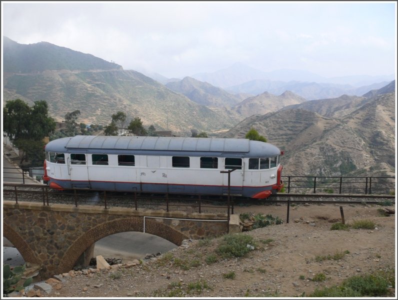 Lichten sich die stndig aufsteigenden Nebelschwaden mal fr einen Moment, wird der Blick frei in tiefe Schluchten und auf Kakteenberwachsene Gebirgshnge. Der Litorina 2 verlsst Arbaroba Richtung Asmara. (28.10.2008)