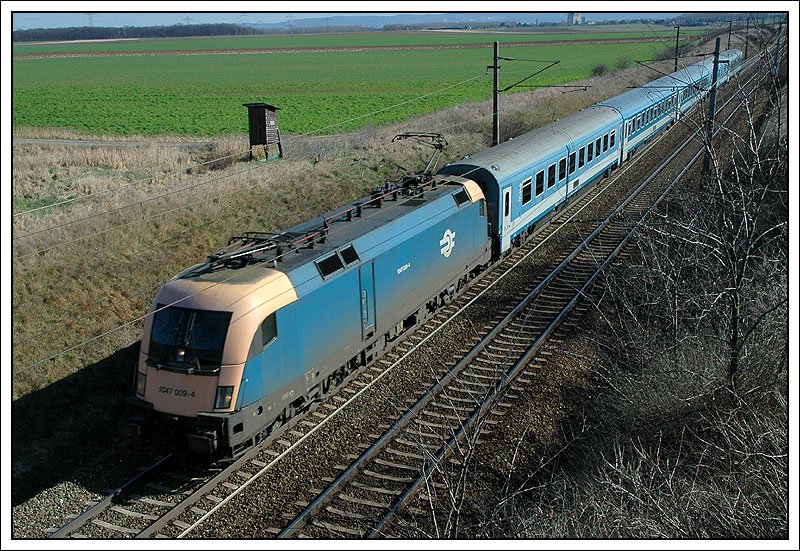Lichttechnisch am Vormittag nicht wirklich eine optimale Fotostelle fr Zge aus dem Osten: IC 348 „Bartok Bela“ von Budapest-Keleti pu OStbahnhof) nach Wien West ca. 2. Km nach Gramatneusiedl am 11.3.2007.