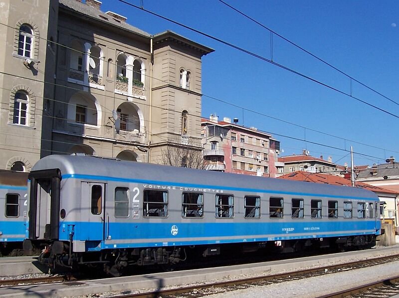 Liegewagen 2.Klasse der Hz im April 2006 im Bahnhof Rijeka.
