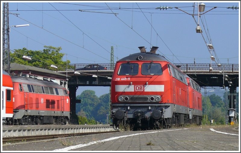 Lindau Hbf ist (noch) eine 218er Hochburg. Hier �bernehmen 218 445-5 und 218 405-9 den EC aus Z�rich nach M�nchen, w�hrend eine wieter 218 mit einer Regionalbahn nach Friedrichshafen den Bahnhof verl�sst. (30.08.2008)