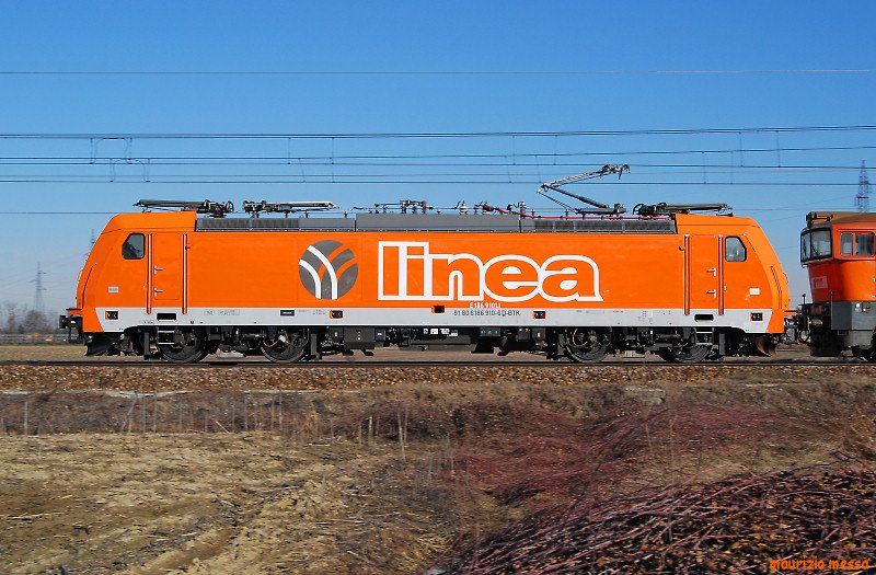 Linea E186 910 (TRAXX F140 MS) near Arena Po on the 14th of February in 2009