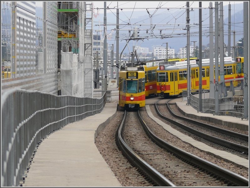 Linie 10 und 11 kreuzen sich beim Peter Merian Haus in Basel, einem Neubauabschnitt auf Stelzen entlang der Geleiseanlagen  des Bahnhofs Basel SBB. (08.04.2008)