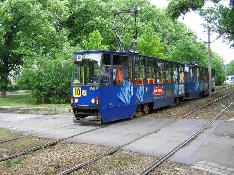 Linie 10 bestehend aus zwei Triebwagen im Vorort Bartoszowice (ehem. Breslau-Bartheln, Mrchensiedlung) - 31.05.2005
