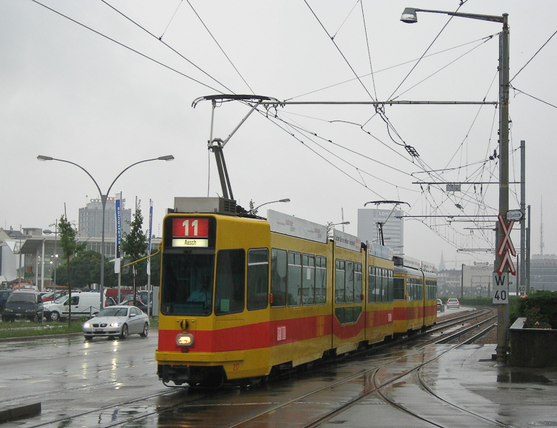 Linie 11 bei der Einfahrt in die Haltestelle Dreispitz am 8. August 2009.