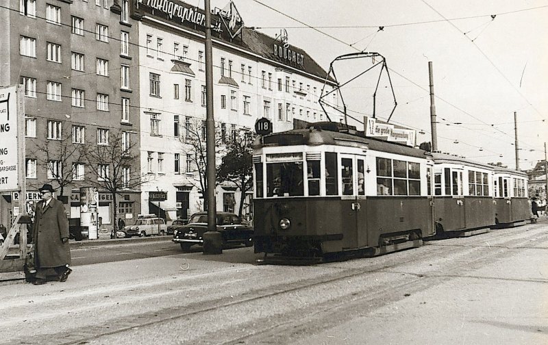 Linie 118 am Grtel, vor dem Sd-Ostbahnhof. TW Reihe B mit zwei Beiwagen vom selben Typ.  November 1960.  Foto : J.J. Barbieux.
