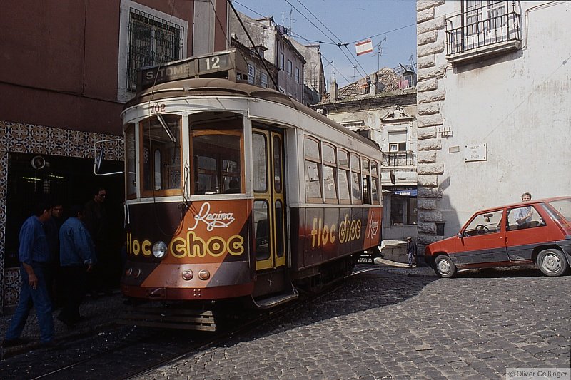 Linie 12 am Scheitelpunkt ihrer steilen Reise. Über diese Kuppe fährt sie so langsam, dass selbst die Fußgänger warten müssen, denn sie können weder links noch rechts überholen. (April 1990)