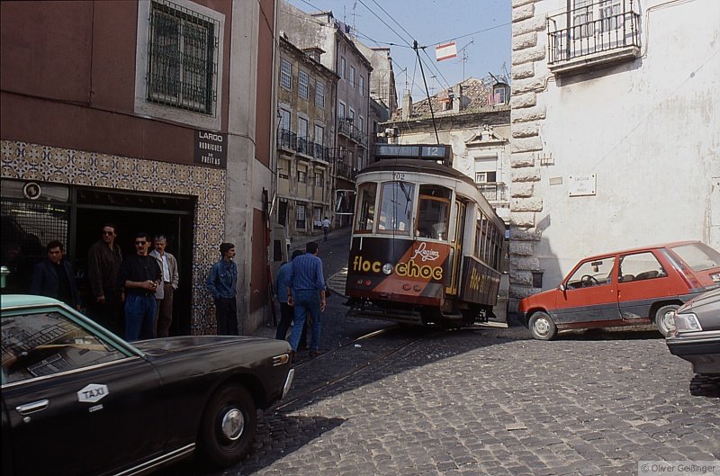 Linie 12 am Scheitelpunkt ihrer steilen Reise. Über diese Kuppe fährt sie so langsam, dass selbst die Fußgänger warten müssen, denn sie können weder links noch rechts überholen. In der zweiten Einstellung erkennt man rechterhand der Staßenbahn den eng bemessenen lichten Raum. (April 1990)