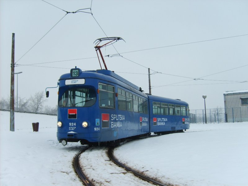 Linie 13 auf der Endhaltestelle itnjak.