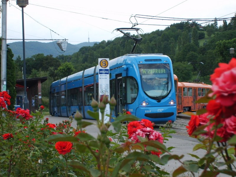 Linie 14 au die Endhaltestelle Mihaljevac. (Hinten - Berg Sljeme)