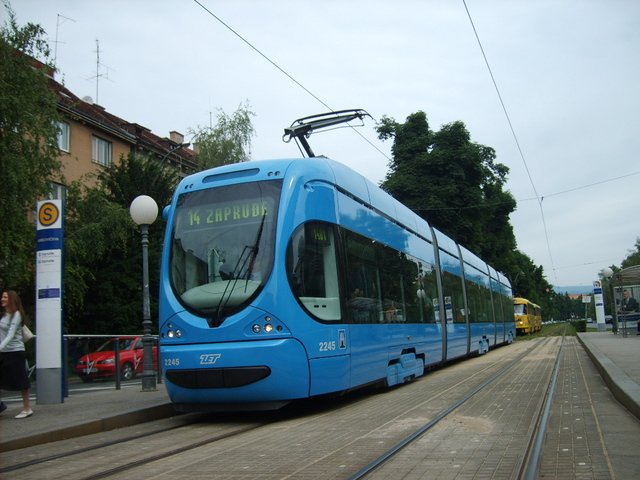Linie 14 auf die Haltestelle Grkovićeva.