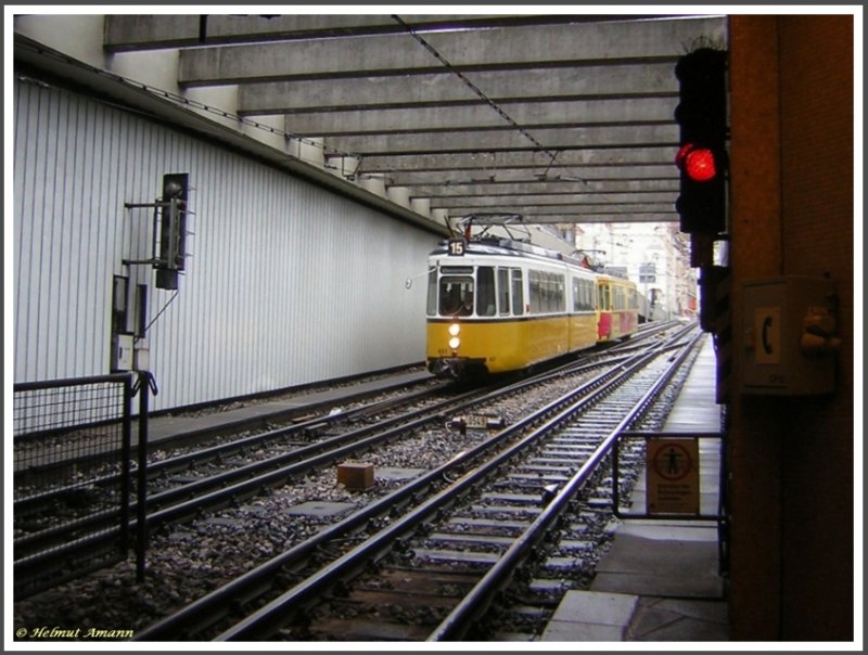 Linie 15 nach Stammheim mit den GT4-Triebwagen 451 und 446 am 10.11.2007 bei der Einfahrt in die Station Charlottenplatz.