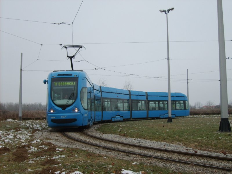 Linie 17 umkehrt sich auf der Endhaltestelle Prečko.