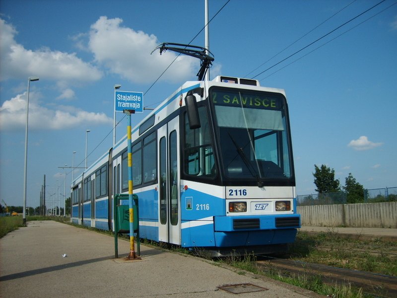 Linie 2 auf die Endhaltestelle Saviće.