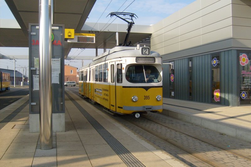 Linie 2 wartet am Bahnsteig 4 in Gotha Hbf auf die Fahrt zum Ostbf. 