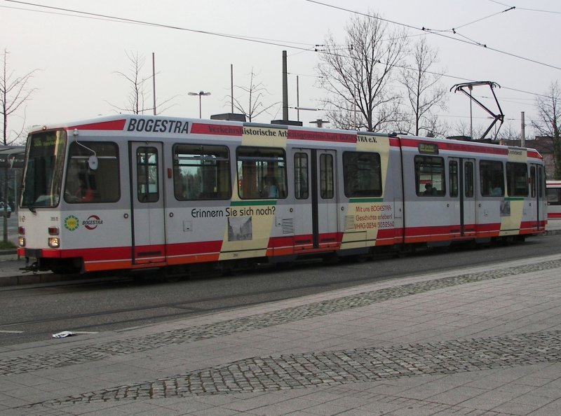Linie 306 der Bochum-Gelsenkirchener-Straenbahn am HBf. Wanne-Eickel. TW355 (Dwag M6C / Baujahr 1982) ist teilweise in der vor Jahren blichen Farbgebung beklebt und wirbt fr die Verkehrshistorische Arbeitsgemeinschaft BOGESTRA. 06.04.2007