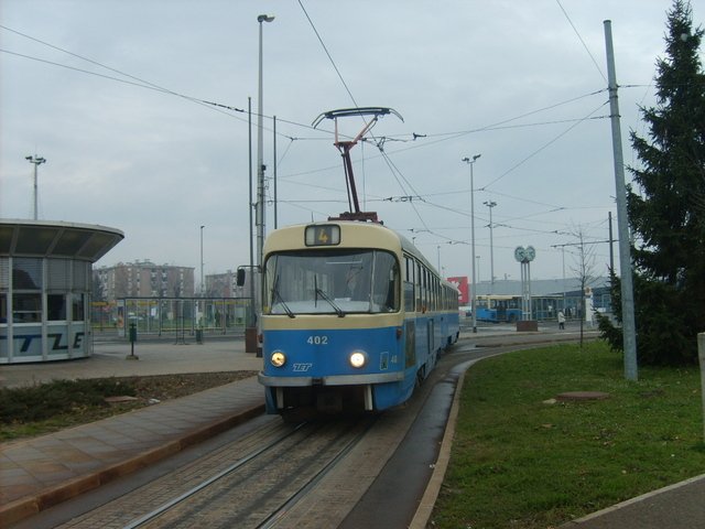 Linie 4 auf die Endhaltestelle Dubec.