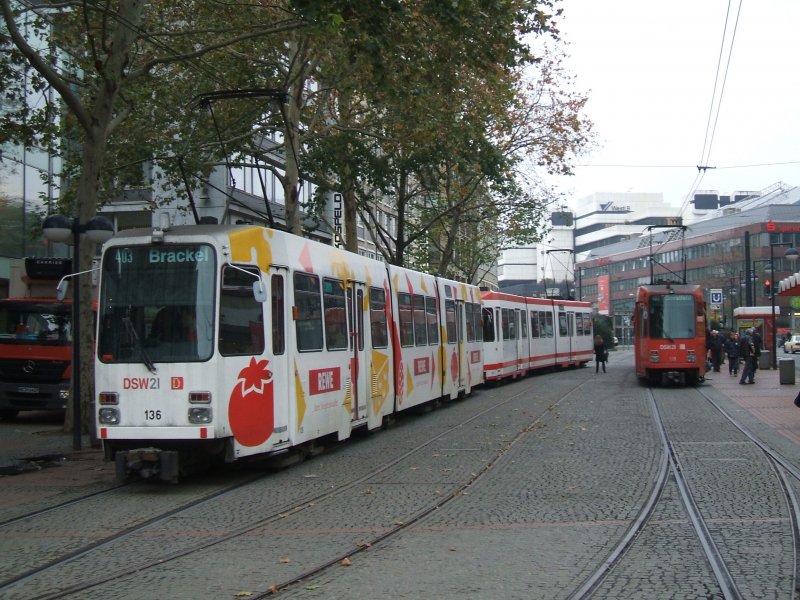 Linie 403 ,voraus Wagen 136 mit  REWE Werbung ,in Doppeltraktion
nach Dortmund - Brackel , Haltestelle Kampstrasse.(15.11.2007)