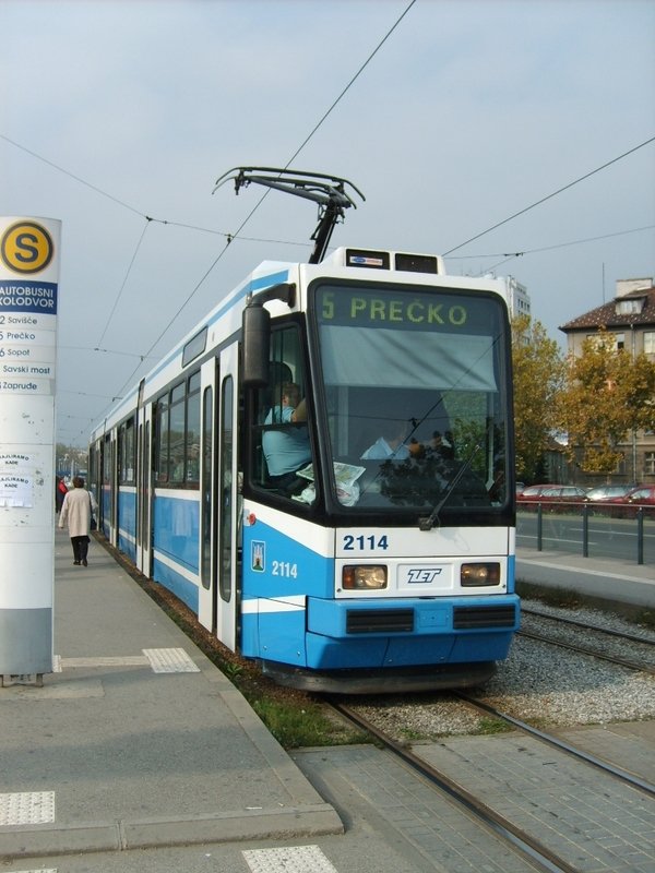 Linie 5 auf die Haltestelle Autobusni kolodvor (Busbahnhof).