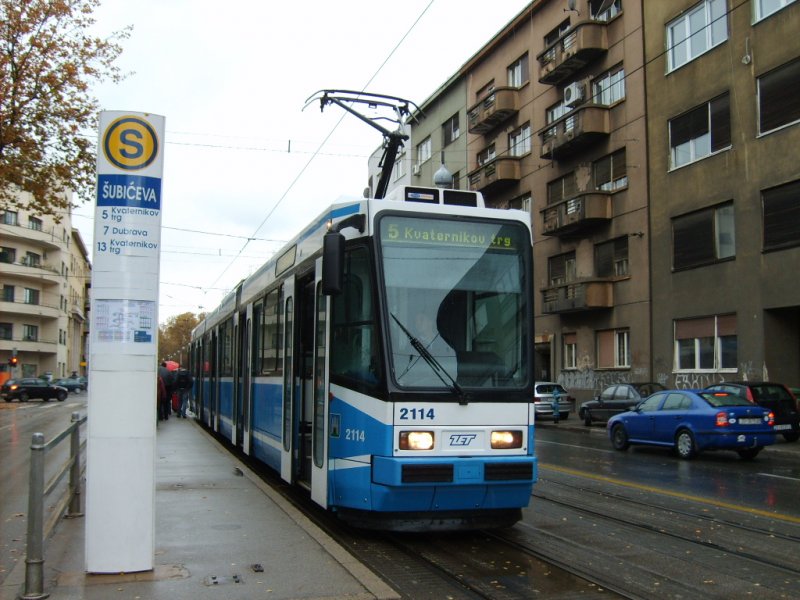 Linie 5 geht bis Endhaltestelle Kvaternik Platz. Am Montag wird Linie 5 lnger, sie will bis Hilfsendhaltestelle Maksimir laufen.