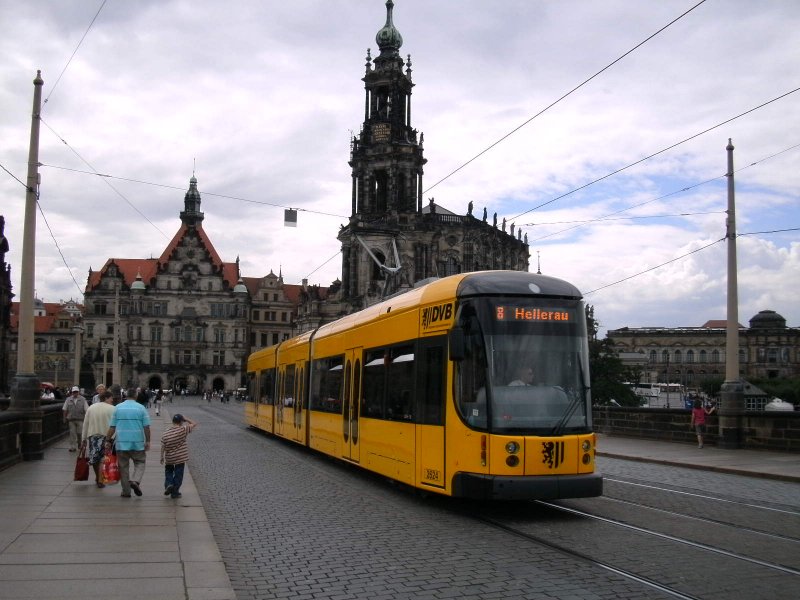 Linie 8 auf der Augustusbrcke, im Hintergrund die Hofkirche. 18.Juli 2008