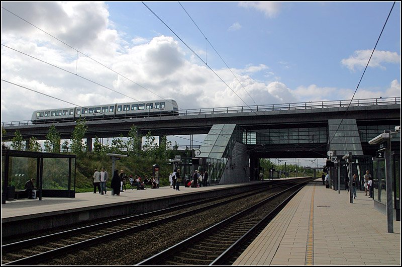 Linie M1, Øresundbahn,  Ørestad  - 

Blick von den Bahnsteigen der Øresundbahn auf die Brückentrasse der Metro. Die beiden Bahnen kreuzen hier rechtwinklig in L-Form. 

23.08.2006 (M)