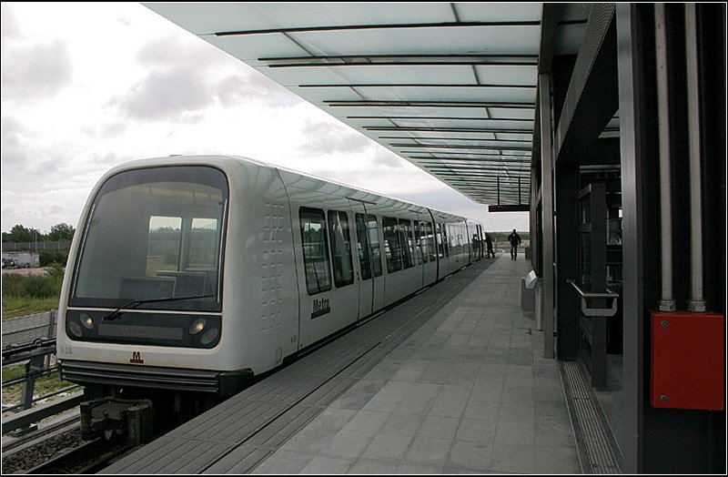Linie M1, Endstation  Vestamager . Die dreiteiligen Wagen der Metro Kopenhagen wurden in Italien bei Ansaldobreda gebaut. Sie sind 39 Meter lang und 2,65 Breit. Doppeltraktionen sind aufgrund der kurzen Bahnsteige nicht möglich. 

23.08.2006 (M)