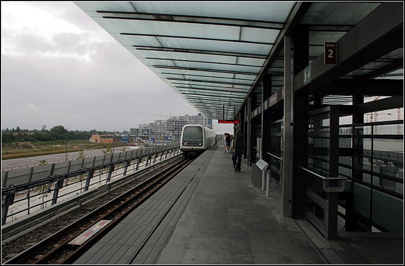 Linie M1, Station  Bella Center . Alle Bahnhfe auf der Sdstrecke der M1 liegen auf Brckenbauwerken und wurden einheitlich in Stahl und Glas gestaltet. 19.8.2006 (Matthias)