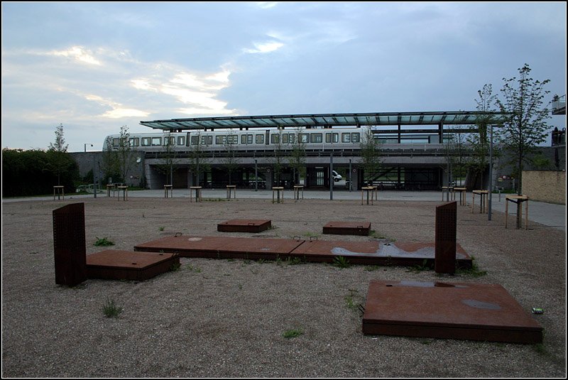 Linie M1, Station  Sundby . Blick über den neu angelegten Platz zur Station  Sundby. Auch im Bereich von Dammstrecken sind die Bahnhöfen auf Brückenbauwerke gesetzt. 

27.8.2006 (M)