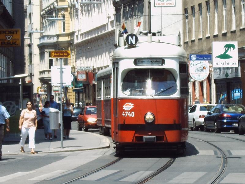 Linie N Richtung Prater Hauptallee kurz vor dem Hundertwasserhaus. 16.6.2006
