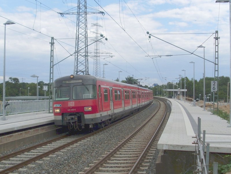 Linie S3 nach Bad Soden mit 420 309 am 13.08.2008 bei der Einfahrt in die Station Eschborn Sd. Auf den ersten Blick erweckt es den Eindruck, als hielt der Zug am Bahnsteig. Beim zweiten Blick fllt auf, dass die Bahnsteige noch nicht ganz fertig sind, die Station befand sich am Aufnahmetag noch in der Modernisierung, der Zug fuhr noch einige hundert Meter weiter und hielt am Behelfsbahnsteig, der im Bild nicht sichtbar ist. 