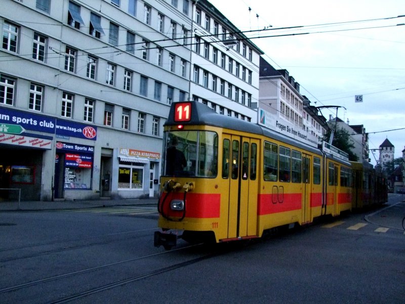 Linie11, Wagen 111 fhrt um 6:50 dem St.Johanns-Tor entgegen; 080901