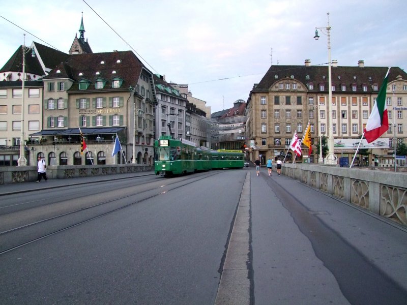 Linie14 fhrt ber die Mittlere Rheinbrcke Richtung Hst Rheingasse; 080901(7:06)