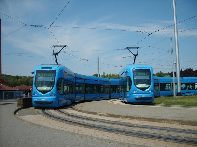 Linien 6 und 2 auf die Endhaltestelle Črnomerec.