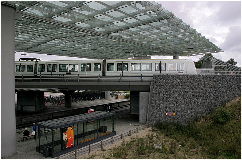 Linien M1, M2, S-tog. Eine weitere Ansicht des Umsteigebahnhofes  Flintholm  mit einem in Richtung Zentrum eingefahrenen Metrozug. 

23.08.2006 (M)