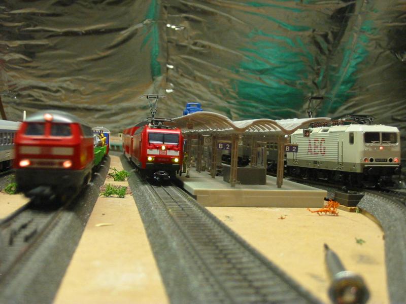 Links die 216 die mit Vollgas ihren Gterzug zieht, daneben die 185 mit ihrem Doppelstock beim Halt in Neustadt und rechts die 143-001 die die 185 gleich berholt hat.
Eisenbahnplatte ist von mir.