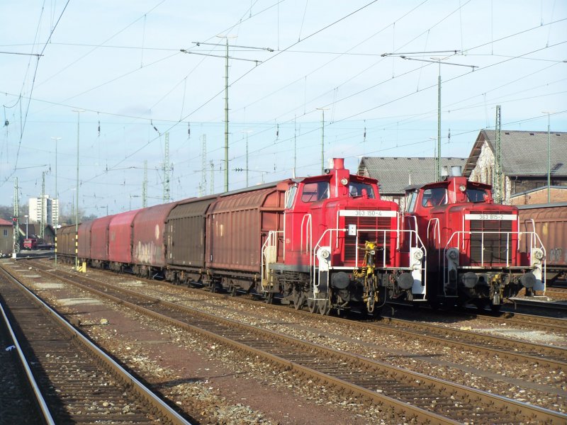 Links: 363 150-4. Rechts: 363 815-2. 363 815-2 lst nun die 363 150-4 in Aalen ab. DIe 363 815-2 fuhr kurz nach diesem Bild mit einem bergabezug nach Essingen(b.Aalen). Das Bild wurde im Januar 2008 in Aalen aufgenommen.
