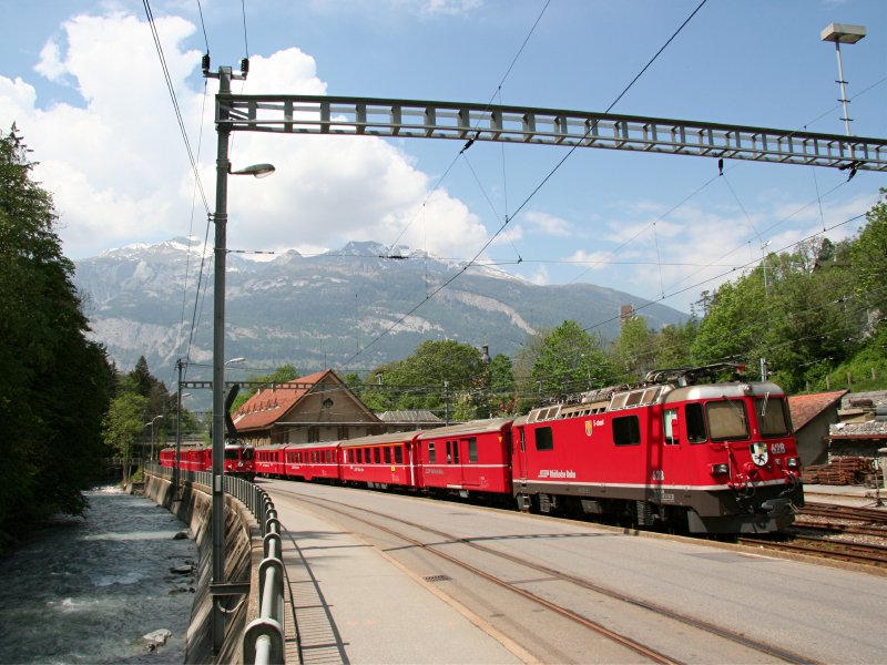 Links abfahrbereiter Zug nach Arosa mit Ge 4/4 II 623  Bonaduz  und Steuerwagen 1701, daneben abgestellte Zuggarnitur mit Ge 4/4 II 628  S-chanf  und Steuerwagen 1702 (1. Mai 2007). Hinweis: Wegen Straenbauarbeiten zwischen Bhf Chur und Depot Chur-Sand verkehrten die Arosa-Zge in dieser Zeit nicht vom Churer-Bahnhofsvorplatz sondern von Chur-Sand aus.