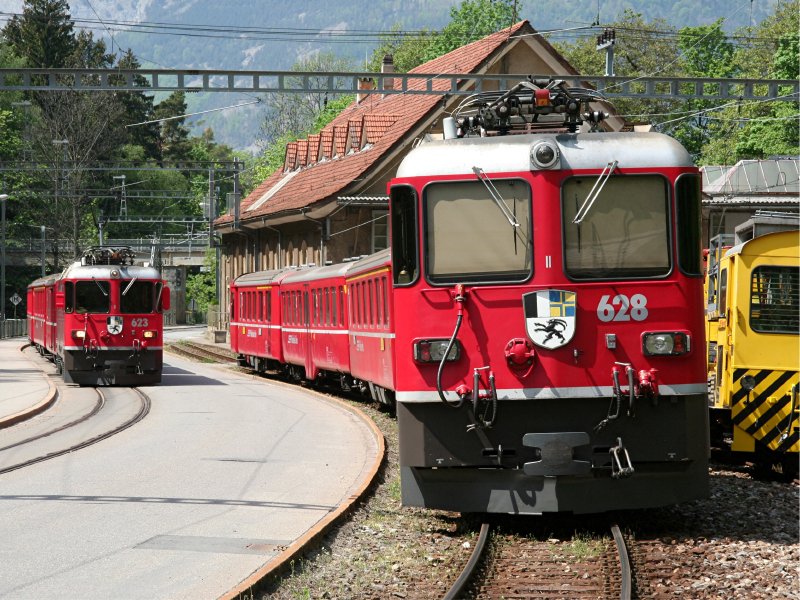 Links abfahrbereiter Zug nach Arosa mit Ge 4/4 II 623  Bonaduz  und Steuerwagen 1701, daneben abgestellte Zuggarnitur mit Ge 4/4 II 628  S-chanf  und Steuerwagen 1702. Rechts steht noch Fahrleitungstraktor Xm 2/2 9912 (1. Mai 2007). Hinweis: Wegen Straenbauarbeiten zwischen Bhf Chur und Depot Chur-Sand verkehrten die Arosa-Zge in dieser Zeit nicht vom Churer-Bahnhofsvorplatz sondern von Chur-Sand aus.