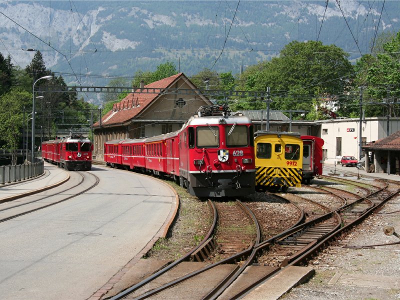 Links abfahrbereiter Zug nach Arosa mit Ge 4/4 II 623  Bonaduz  und Steuerwagen 1701, daneben abgestellte Zuggarnitur mit Ge 4/4 II 628  S-chanf  und Steuerwagen 1702. Rechts steht noch Fahrleitungstraktor Xm 2/2 9912 (1. Mai 2007). Hinweis: Wegen Straenbauarbeiten zwischen Bhf Chur und Depot Chur-Sand verkehrten die Arosa-Zge in dieser Zeit nicht vom Churer-Bahnhofsvorplatz sondern von Chur-Sand aus.
