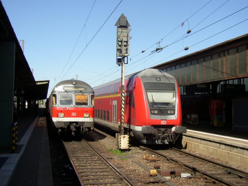 Links auf Gleis 11 Nord steht der angekommene RE 12 von Kln und rechts steht zur Abfahrt bereit, der RE von Saarbrcken nach Koblenz.

Trier Hbf,  02.05.07