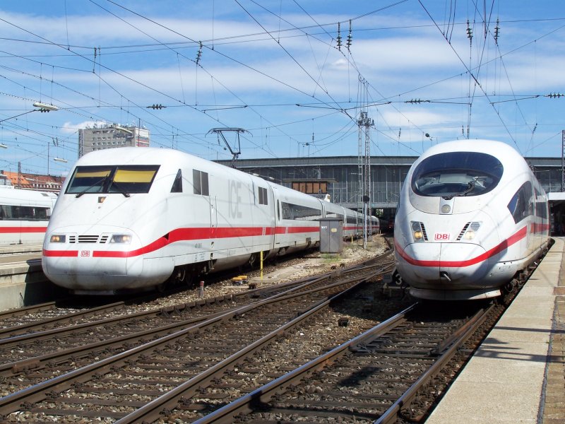 Links, Ausfahrender ICE-1 nach Hamburg-Altona und rechts, eingefahrener ICE-3 aus Dortmund Hbf. Aufgenommen am 15.August 2007 in Mnchen Hbf.