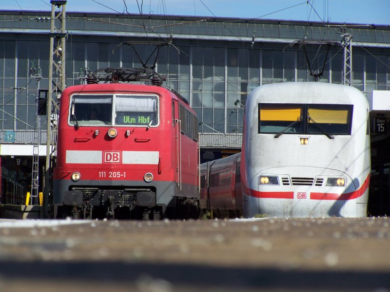 Links, ausfahrender RegionalExpress RE nach Ulm Hbf, gezogen von Br.111 205-1 und rechts, ICE-1 (Br.401 010) nach Hamburg-Altona. 