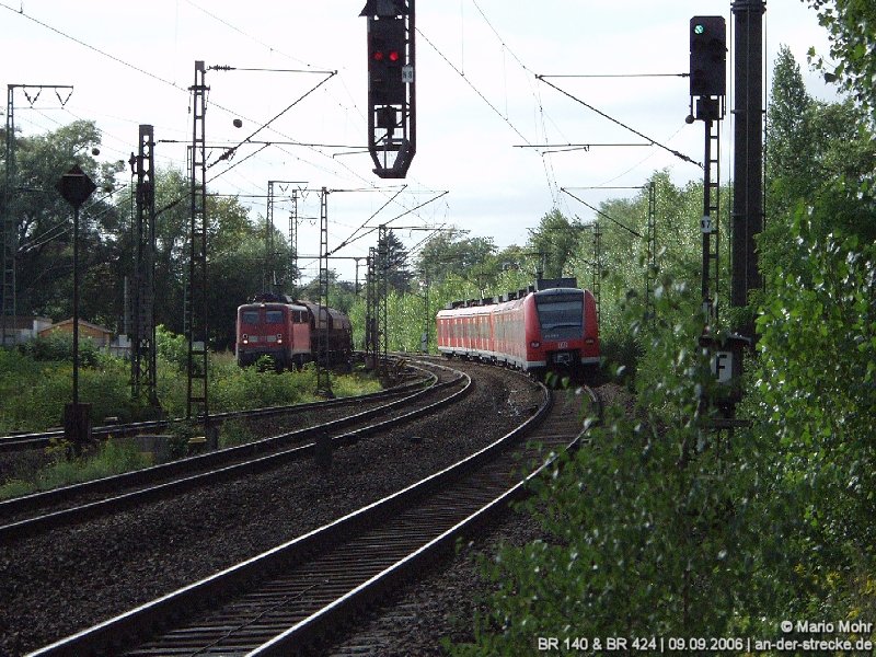 Links BR 140 mit einem Gterzug und rechts BR 424 mit der S-Bahn nach Minden (Westfalen), bei Wunstorf