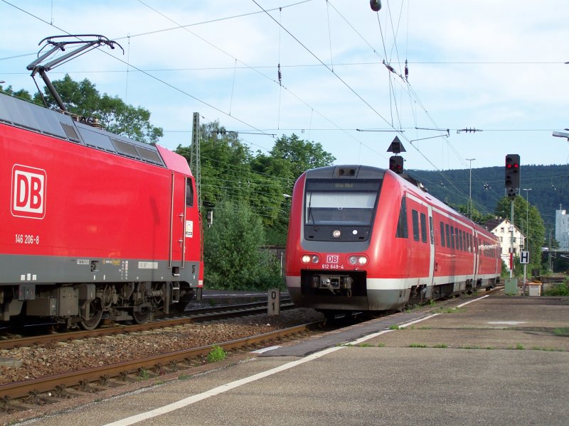 Links Br.146 206-8 im Bahnhof Aalen auf Gleis 4 und einfahrender 612er (hier Br.612 649-4). Aufgenommen am 14.Juni 2007