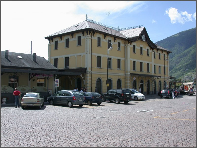 Links des RhB-Bahnhofes steht dieses stattliche Stationsgebude von TrenItalia in Tirano. (08.05.2007)