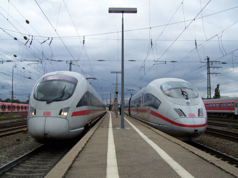 Links: ein ICE-T(ea) :-)) nach Mnchen Hbf, und rechts ein ICE-3 nach Dortmund Hbf. Aufgenommen am 9.August 2007