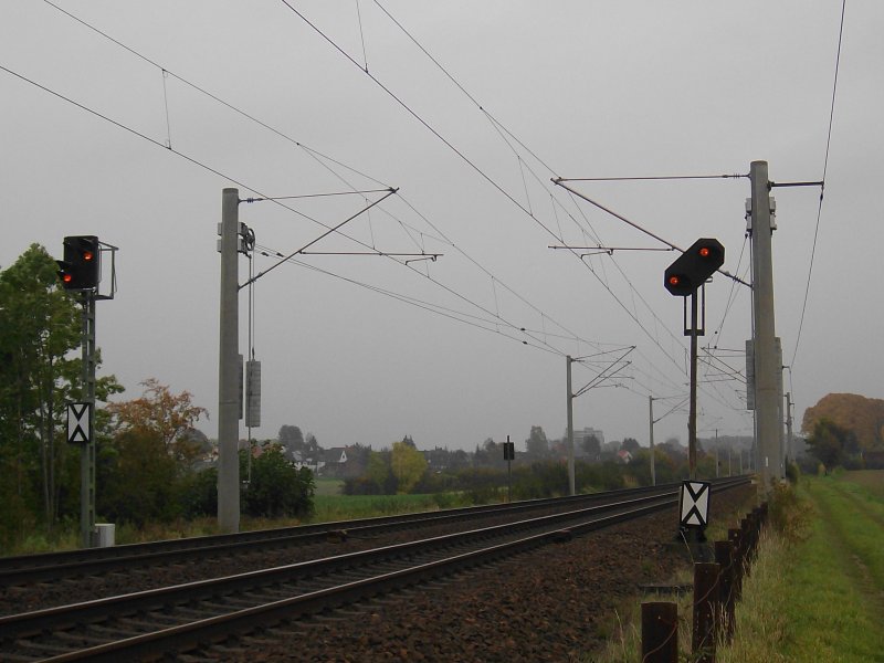 Links ein neues und rechts ein altes Vorsignal und dahinter zwei Abspannmasten von der Oberleitung die seit 1. Oktober unter Strom steht. Aufgenommen am 12.10.08 an der Kbs 140 zwischen Reinfeld (Holst.) und Bad Oldesloe.