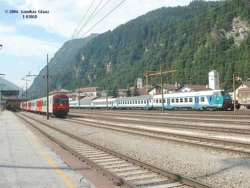 Links ein BB-Regionalzug Brenner - Innsbruck, rechts der IR 2261 Brenner - Bologna der FS am 29.08.2004 im Bahnhof Brenner.