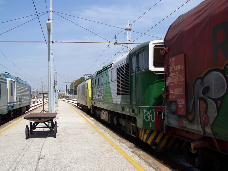 Links ein Regionalexpress gezogen von E 464.092 und rechts ein Gterzug von DB Railion gezogen von Baureihe E 189 999FM mit Baureihe DE 520-16 FM  - (welche mitgezogen wurde.)
