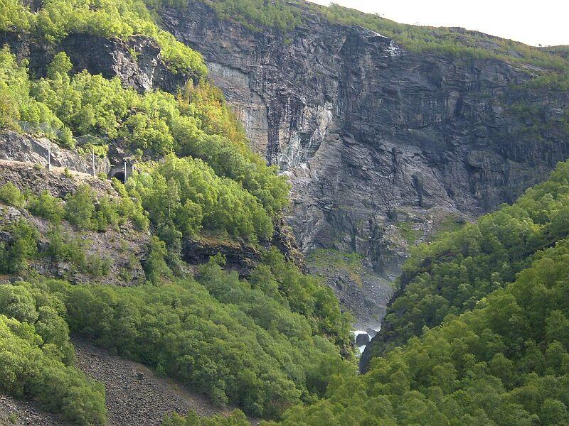 Links der Eingang zum 1342 m langen Nali-Tunnel, der lngste Tunnel der Flambahn, die Strecke fhrt im Berg hinter der Felswand nach rechts bis zur Touristenstation Kjosfoss (Wasserfall), 669 m hoch